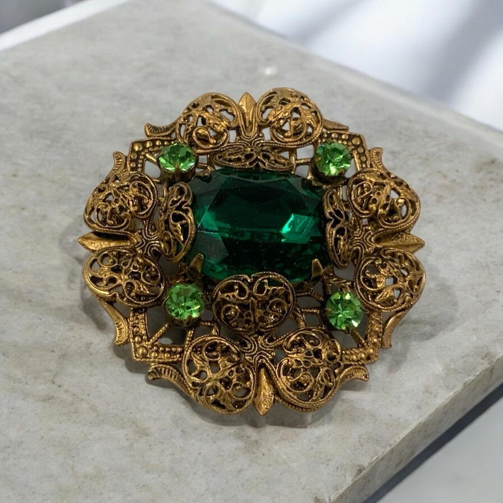 Vintage West Germany Ornate Brass Filigree Emerald Green Rhinestone Brooch Pin - Picture 8 of 8